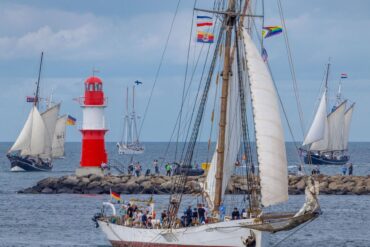 Zum Auftakt der Hanse Sail fahren Segler vor Warnemünde.