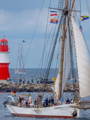 Zum Auftakt der Hanse Sail fahren Segler vor Warnemünde.
