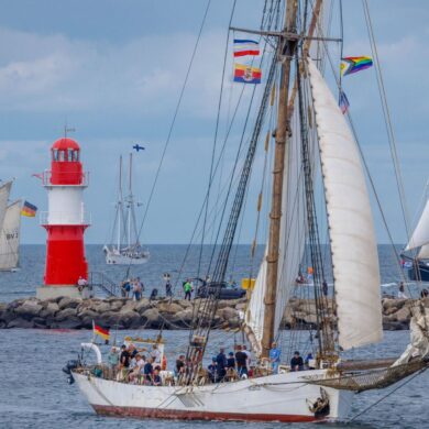 Zum Auftakt der Hanse Sail fahren Segler vor Warnemünde.