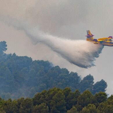 Immer wieder müssen in Spanien Waldbrände in unwegsamen Regionen wie hier Ende Juli in Castellón (Valencia) bekämpft werden. (Archivbild)