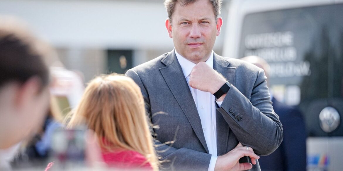 Parteichef Klingbeil ist für den Wahlkampf nach Sachsen-Anhalt gereist.