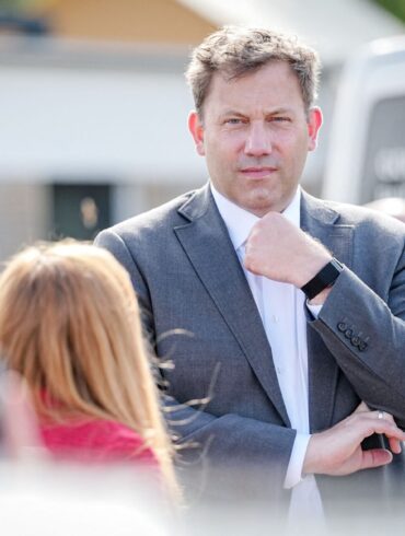 Parteichef Klingbeil ist für den Wahlkampf nach Sachsen-Anhalt gereist.