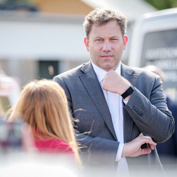 Parteichef Klingbeil ist für den Wahlkampf nach Sachsen-Anhalt gereist.