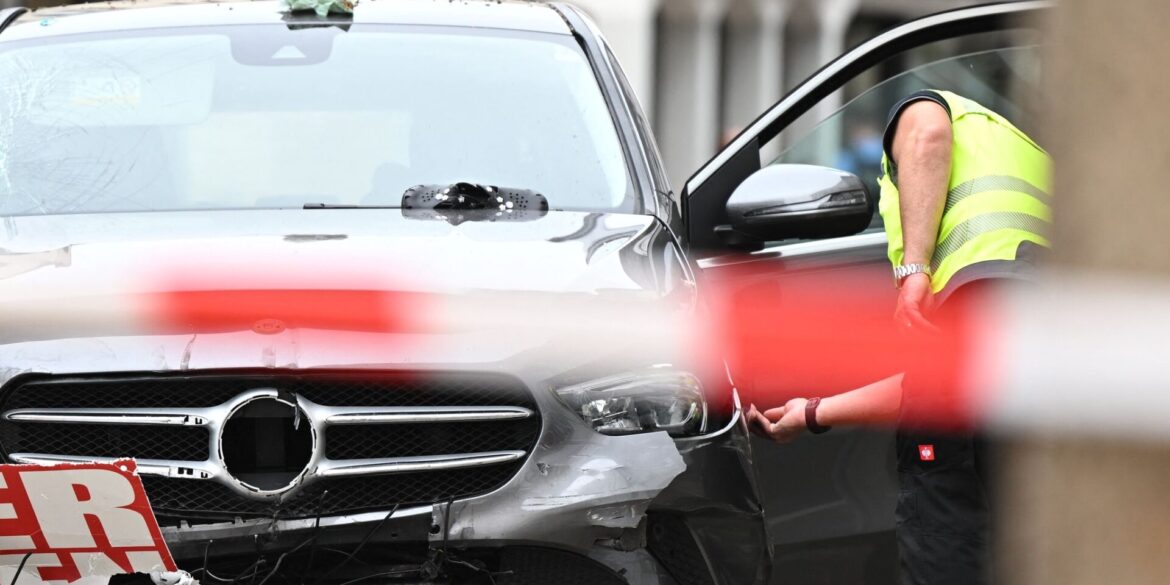 Nach der Autofahrt in der Fußgängerzone von Hofgeismar mit mehreren Verletzten gehen die Ermittlungen weiter.
