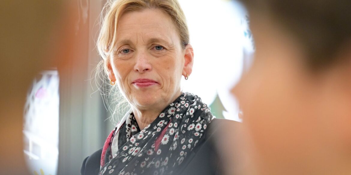 Familienministerin Karin Prien ist zufrieden mit dem Umbau des Programms «Demokratie leben!». (Archivbild)