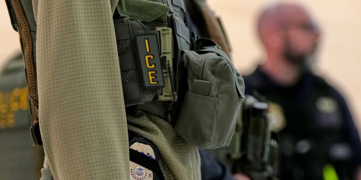 Die US-Einwanderungsbehörde ICE plant die Anschaffung von Elektroschock-Handschuhen. (Archivfoto)