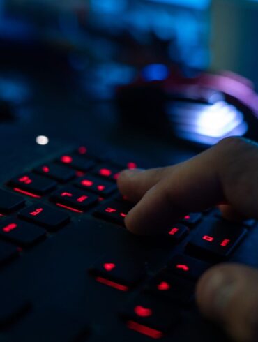Tech-Unternehmen spielen bereits eine zentrale Rolle beim Vorgehen gegen Online-Kriminalität. (Symbolbild)