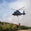 Etwa zehn Löschhubschrauber kommen bei der Brandbekämpfung im Hürtgenwald zum Einsatz.