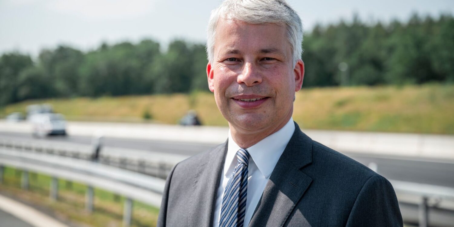 Die Milliarden müssten in die Umsetzung, sagte Bilger bei der Verkehrsfreigabe eines Autobahnteilstücks der A3 bei Erlangen.
