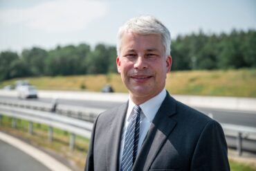Die Milliarden müssten in die Umsetzung, sagte Bilger bei der Verkehrsfreigabe eines Autobahnteilstücks der A3 bei Erlangen.