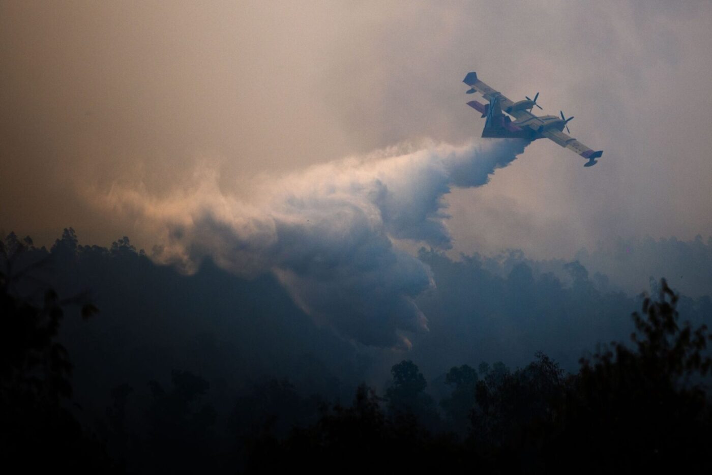 Kein Ende der Brände in Südeuropa: Ein Löschflugzeug bekämpft einen Waldbrand in Spanien.
