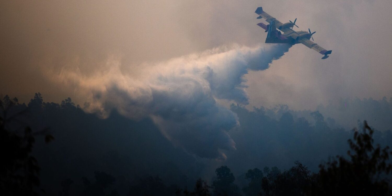 Kein Ende der Brände in Südeuropa: Ein Löschflugzeug bekämpft einen Waldbrand in Spanien.