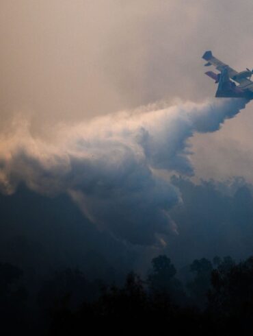 Kein Ende der Brände in Südeuropa: Ein Löschflugzeug bekämpft einen Waldbrand in Spanien.