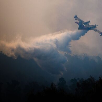 Kein Ende der Brände in Südeuropa: Ein Löschflugzeug bekämpft einen Waldbrand in Spanien.
