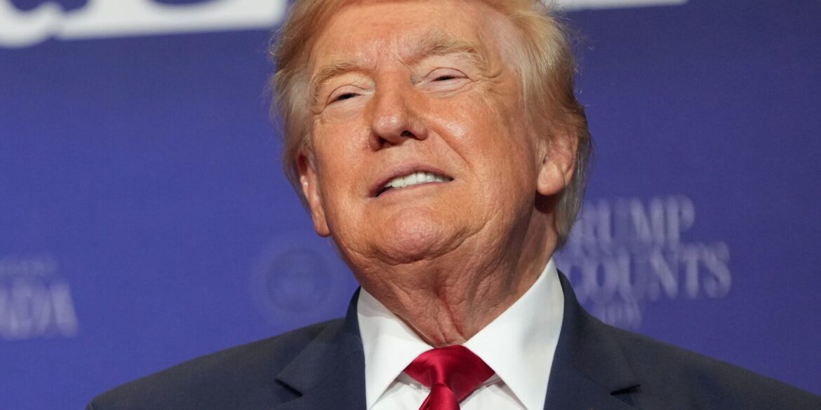 Engpässe im US-Militär bei Waffen und Munition als Folge des Iran-Kriegs? US-Präsident Donald Trump weist diese Bericht zurück und droht allen, die das behaupten, mit langen Haftstrafen.