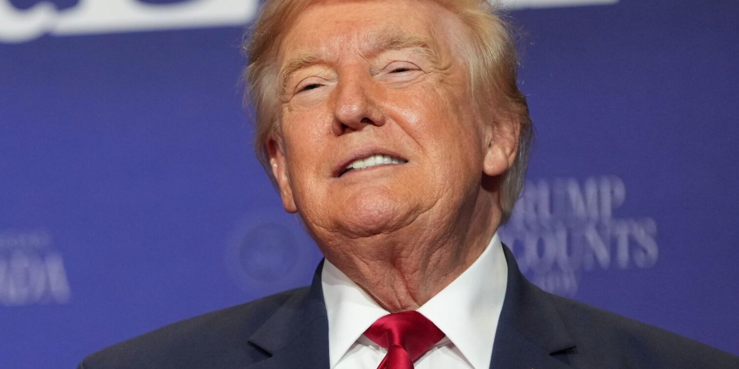 Engpässe im US-Militär bei Waffen und Munition als Folge des Iran-Kriegs? US-Präsident Donald Trump weist diese Bericht zurück und droht allen, die das behaupten, mit langen Haftstrafen.