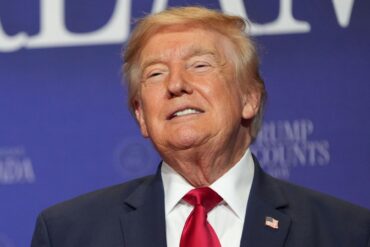 Engpässe im US-Militär bei Waffen und Munition als Folge des Iran-Kriegs? US-Präsident Donald Trump weist diese Bericht zurück und droht allen, die das behaupten, mit langen Haftstrafen.