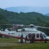 Soldaten der nepalesischen Armee betanken einen Hubschrauber, bevor dieser zu einem Rettungseinsatz nach den Sturzfluten abhebt.