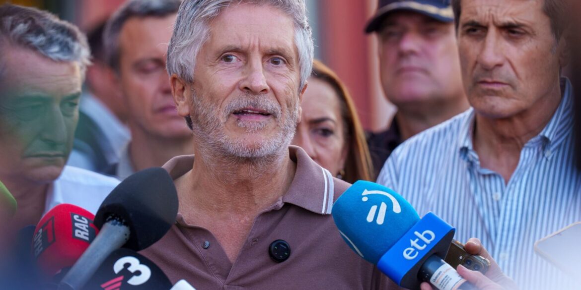 Spaniens Innenminister Fernando Grande-Marlaska (Mitte) hat Frontex um Hilfe bei der Registrierung Tausender Migranten in Spaniens Nordafrika-Exklave Ceuta gebeten. (Archivbild)