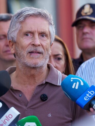 Spaniens Innenminister Fernando Grande-Marlaska (Mitte) hat Frontex um Hilfe bei der Registrierung Tausender Migranten in Spaniens Nordafrika-Exklave Ceuta gebeten. (Archivbild)