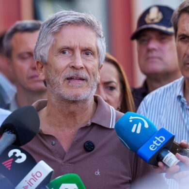 Spaniens Innenminister Fernando Grande-Marlaska (Mitte) hat Frontex um Hilfe bei der Registrierung Tausender Migranten in Spaniens Nordafrika-Exklave Ceuta gebeten. (Archivbild)