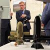 Im Außenministerium wurden Wadephul Waffen aus ukrainischer Produktion gezeigt.
