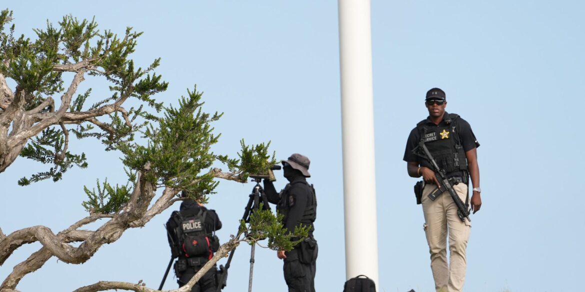 Beamte des Secret Service, der für die Sicherheit des Präsidenten zuständig ist, sichern den Trump National Golf Club im Großraum Los Angeles.