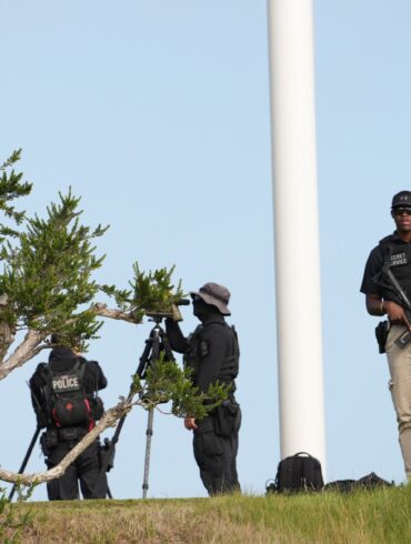 Beamte des Secret Service, der für die Sicherheit des Präsidenten zuständig ist, sichern den Trump National Golf Club im Großraum Los Angeles.