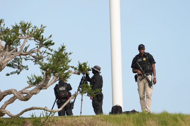 Beamte des Secret Service, der für die Sicherheit des Präsidenten zuständig ist, sichern den Trump National Golf Club im Großraum Los Angeles.