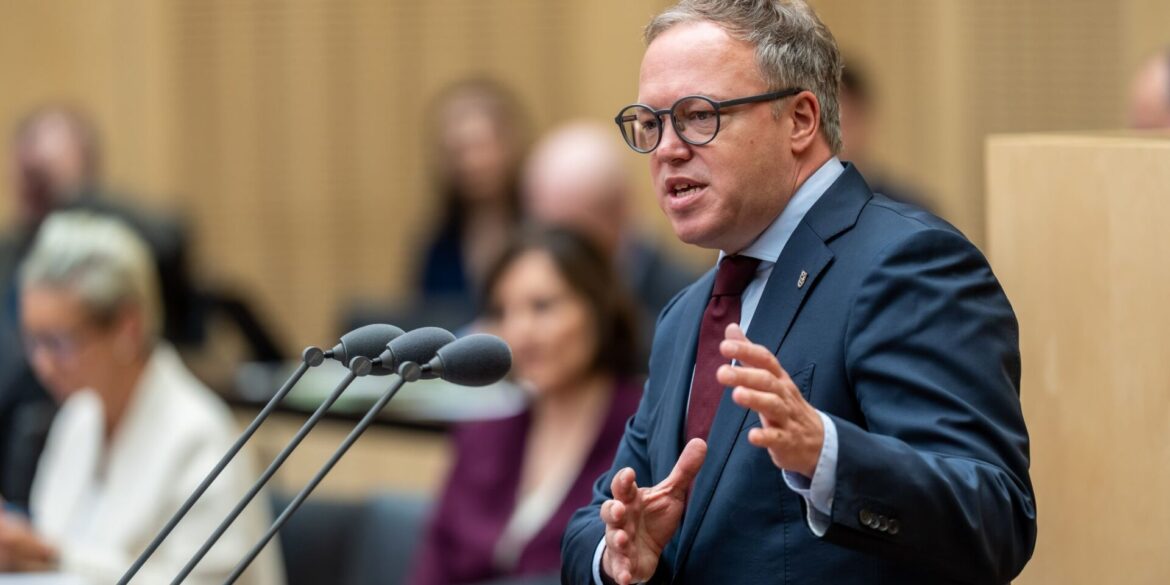 Thüringens Ministerpräsident Mario Voigt ist mit einem Widerspruch gegen die Aberkennung seines Doktortitels gescheitert. (Archivbild)
