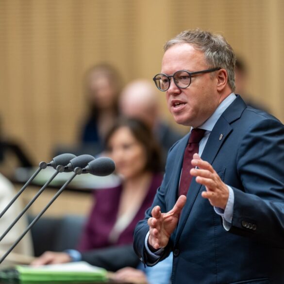 Thüringens Ministerpräsident Mario Voigt ist mit einem Widerspruch gegen die Aberkennung seines Doktortitels gescheitert. (Archivbild)