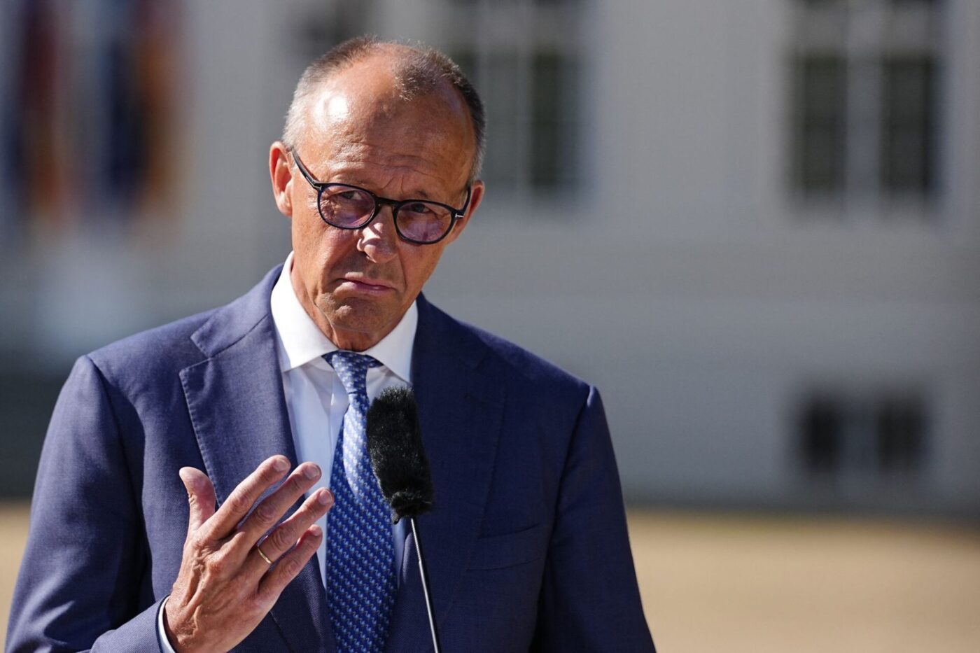Bundeskanzler Friedrich Merz (CDU) spricht vor Beginn der Klausurtagung der Bundesregierung im Schloss Neuhardenberg.