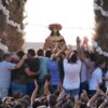 Die Jungfrau von El Rocio wird durch die Straßen des Weilers El Rocio getragen, um in die Stadt Almonte gebracht zu werden.