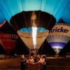 Abendliches Ballonglühen im Rahmen der 54. Montgolfiade am Lohwall in Warendorf.