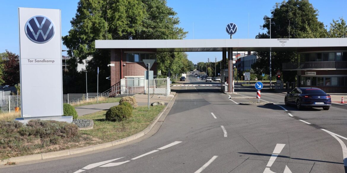 Blick auf das Tor Sandkamp am Volkswagenwerk - Wohin geht es für Volkswagen?