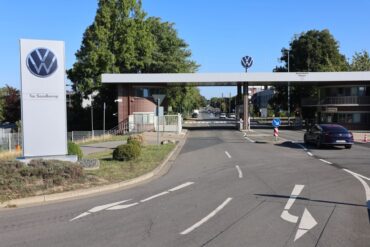 Blick auf das Tor Sandkamp am Volkswagenwerk - Wohin geht es für Volkswagen?
