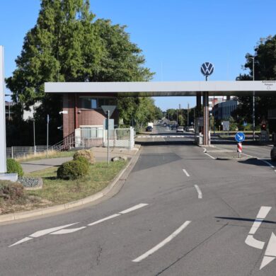 Blick auf das Tor Sandkamp am Volkswagenwerk - Wohin geht es für Volkswagen?