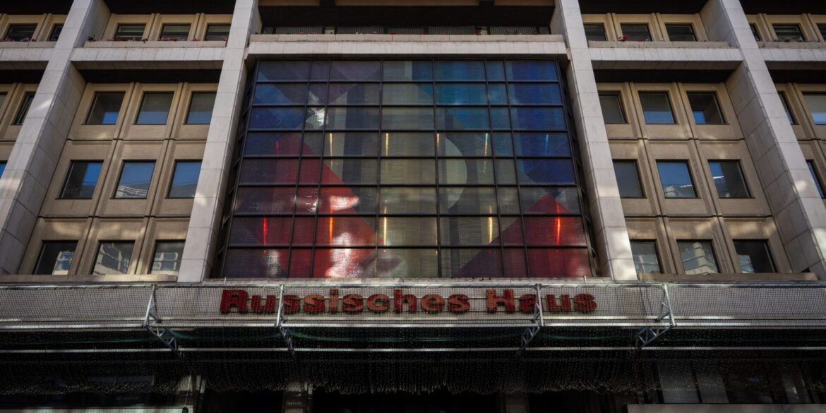 Harmloses Kulturzentrum, Propagandaschleuder oder Spionagenest? Am Russischen Haus scheiden sich die Geister.