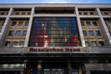 Harmloses Kulturzentrum, Propagandaschleuder oder Spionagenest? Am Russischen Haus scheiden sich die Geister.