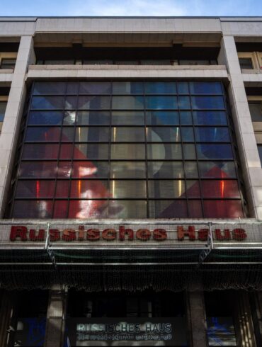 Harmloses Kulturzentrum, Propagandaschleuder oder Spionagenest? Am Russischen Haus scheiden sich die Geister.