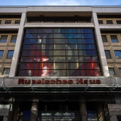 Harmloses Kulturzentrum, Propagandaschleuder oder Spionagenest? Am Russischen Haus scheiden sich die Geister.