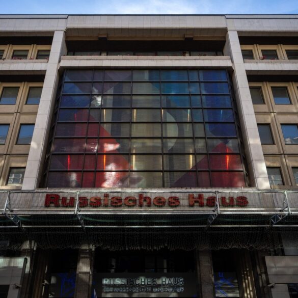 Harmloses Kulturzentrum, Propagandaschleuder oder Spionagenest? Am Russischen Haus scheiden sich die Geister.