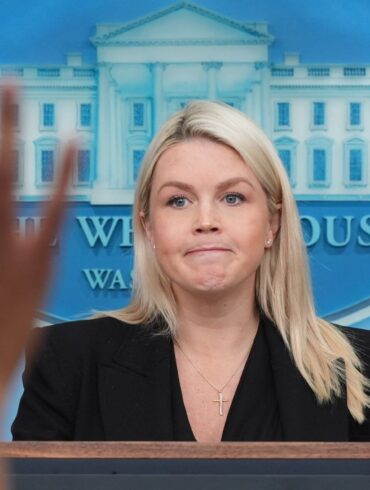 Die US-Regierungssprecherin Karoline Leavitt geht. (Archivfoto)