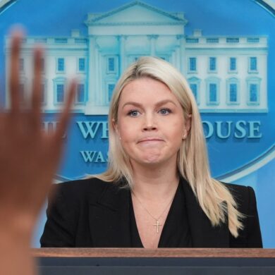 Die US-Regierungssprecherin Karoline Leavitt geht. (Archivfoto)