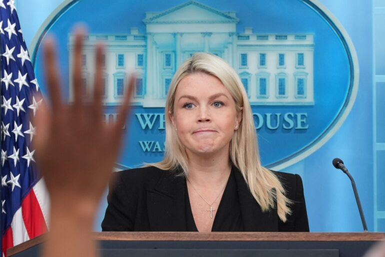 Die US-Regierungssprecherin Karoline Leavitt geht. (Archivfoto)