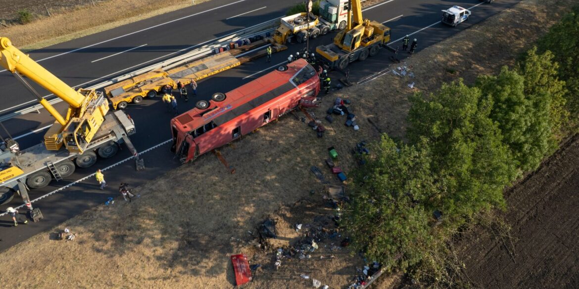 Beim Unfall eines polnischen Reisebusses starben im Osten Ungarns mindestens zwölf Menschen.