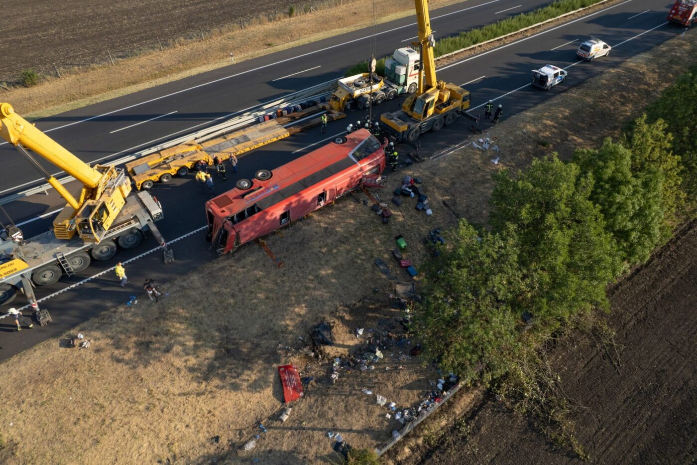 Beim Unfall eines polnischen Reisebusses starben im Osten Ungarns mindestens zwölf Menschen.