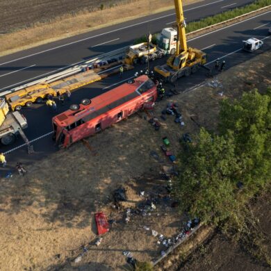 Beim Unfall eines polnischen Reisebusses starben im Osten Ungarns mindestens zwölf Menschen.
