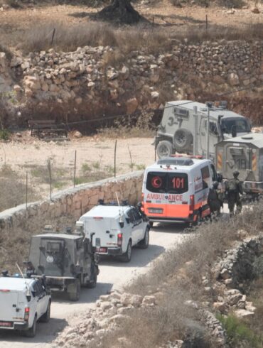 Israelische Soldaten und Krankenwagen am Ort eines neuen Angriffs israelischer Siedler in einem palästinensischen Dorf.