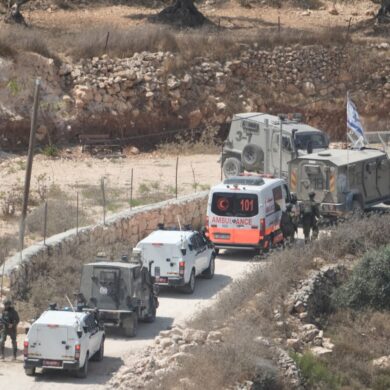 Israelische Soldaten und Krankenwagen am Ort eines neuen Angriffs israelischer Siedler in einem palästinensischen Dorf.